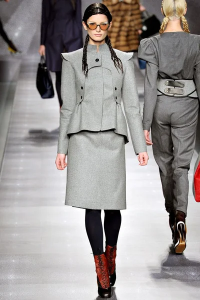 Look 18